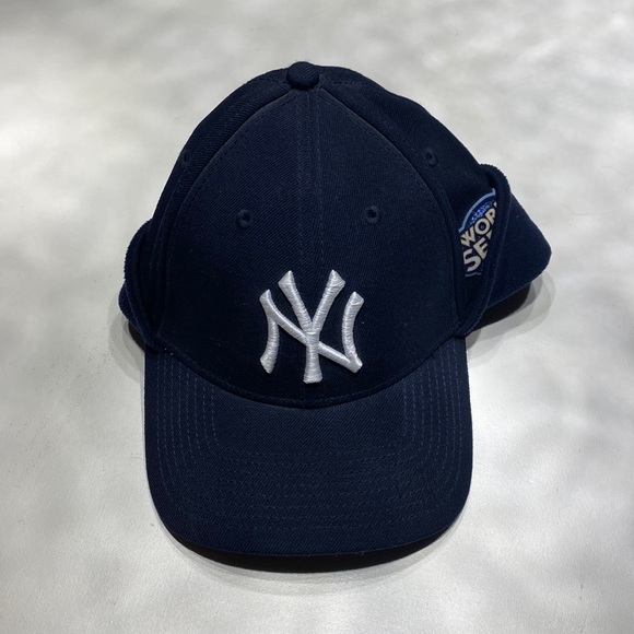 New York Yankees (Slightly Curved Bill) 2009 On-Field Cap with Ear Warmers - Picture 1 of 6